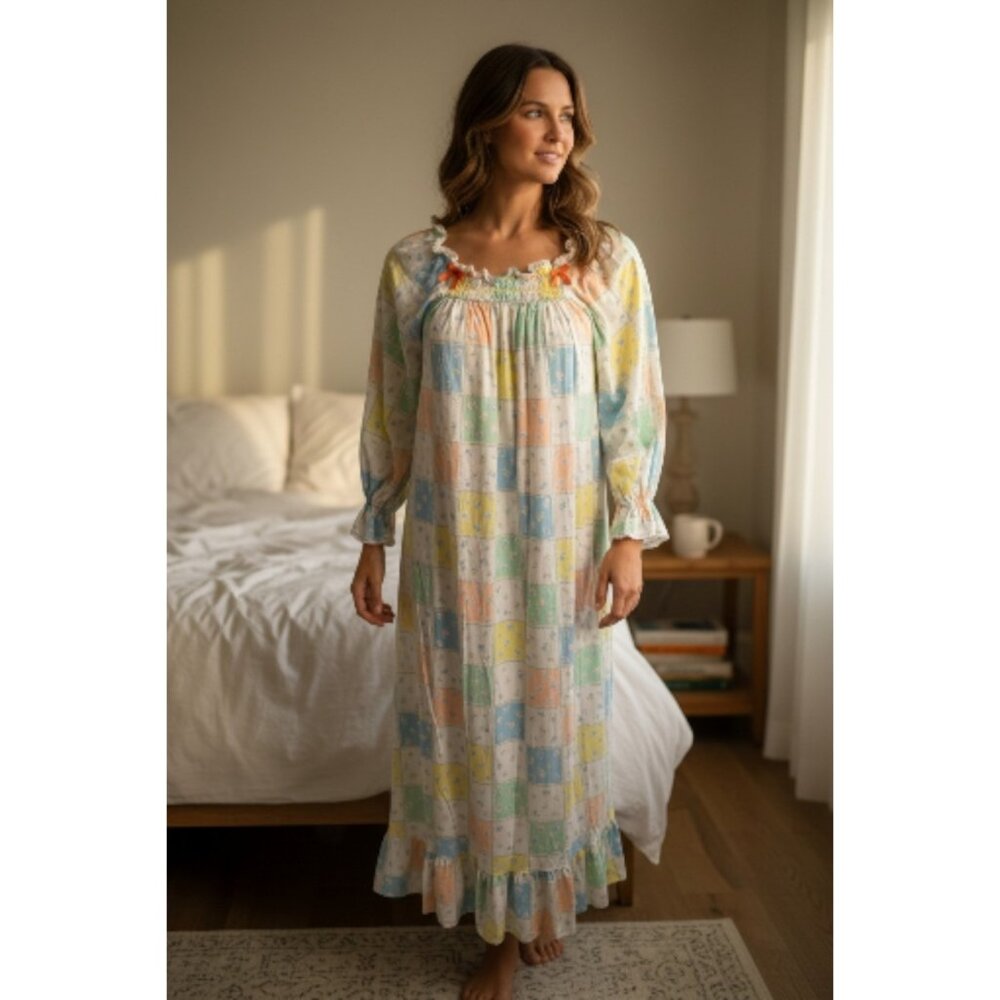 Vntg Jennifer Dale Womens Size 7 Patchwork Print Nightgown Smocked  Long Sleeve